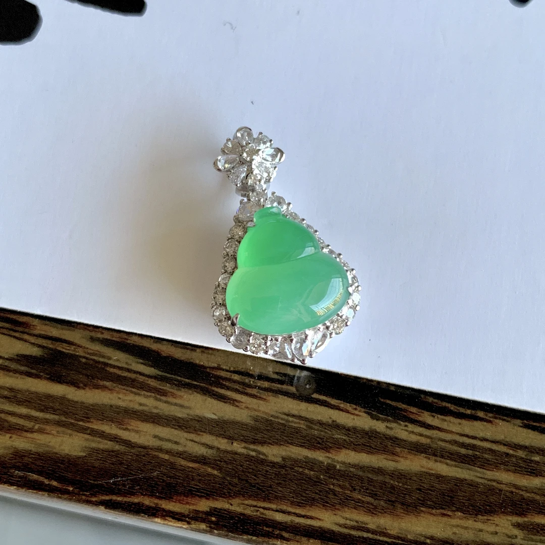 天然缅甸翡翠a货葫芦，甜绿底色 18k金钻镶 锁骨链