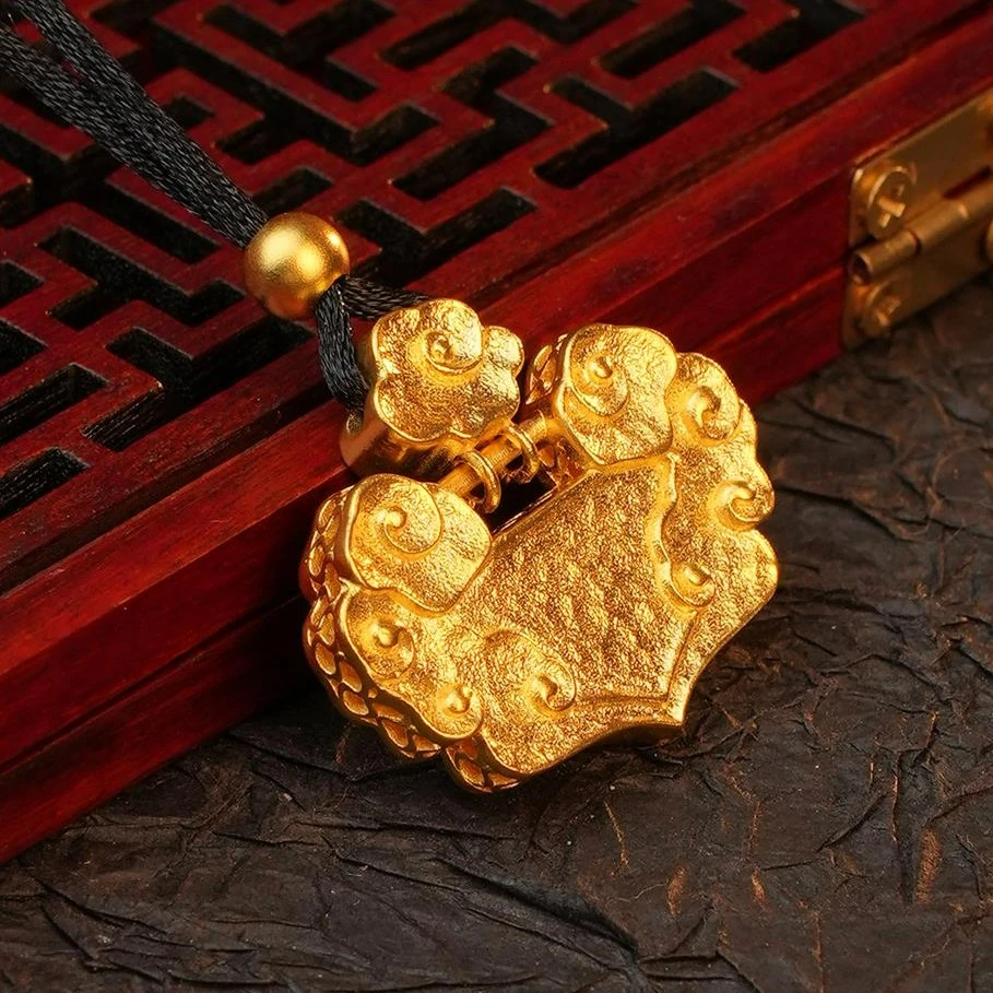 ZOCAI/佐卡伊【传世之美】古法黄金吊坠錾刻足金999祥云如意锁