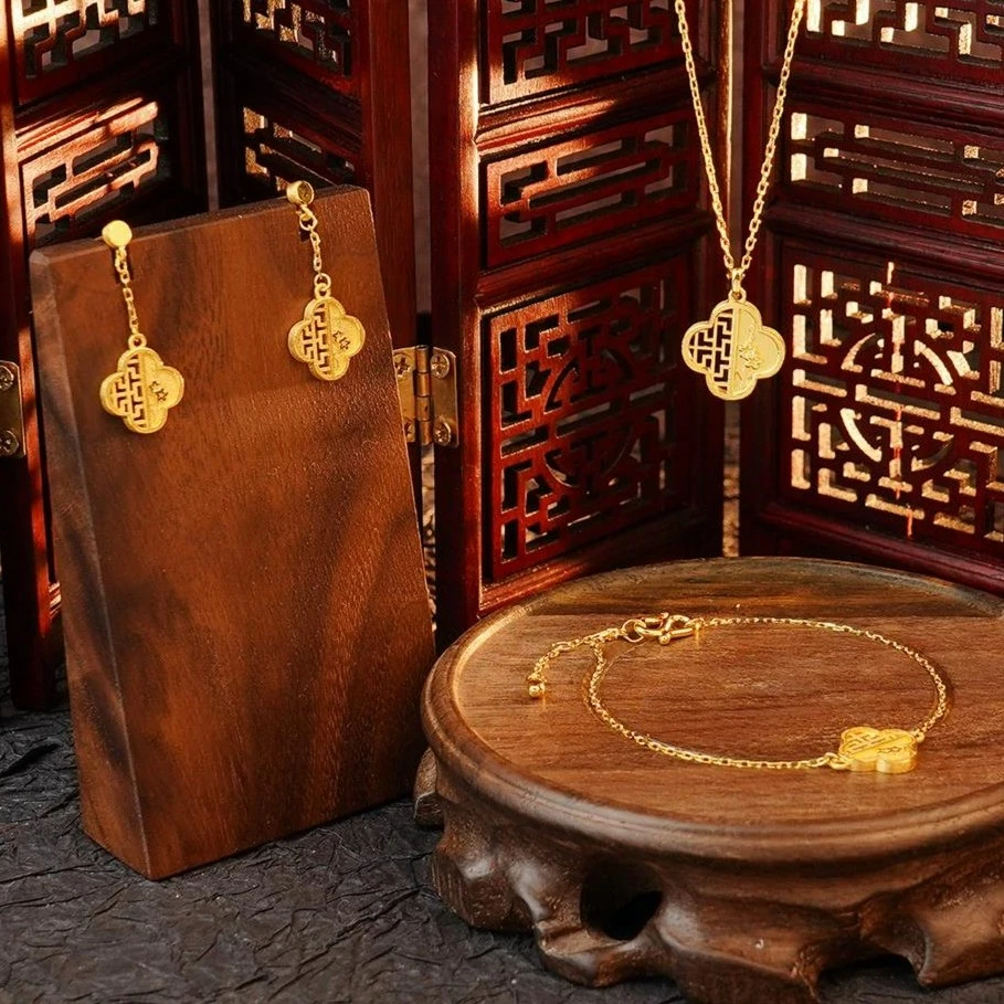 ZOCAI/佐卡伊【传世之美】古法吊坠黄金錾刻梅香透窗足金系列