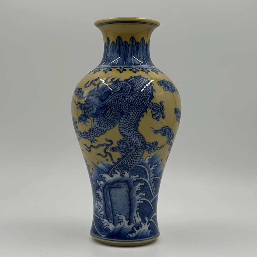 1757 古陶瓷 清早期黄地青花云龙纹观音瓶 