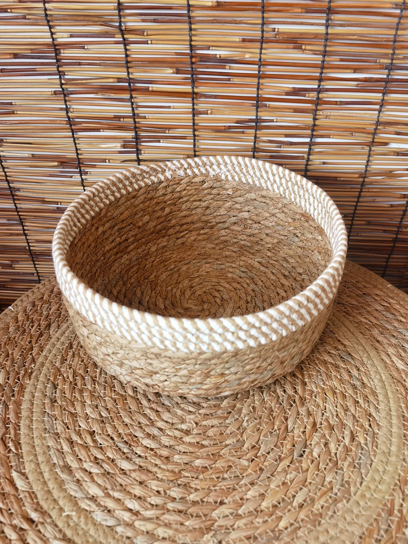 直径25cm+高10cm.蒲草手工编织白色边缘收纳筐