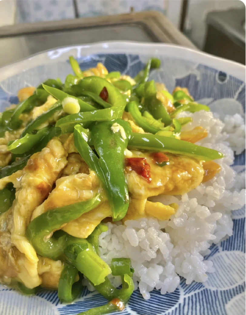 青椒炒蛋盖面（米）