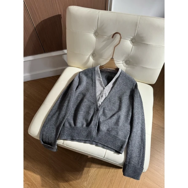 【贝罗】路蔓法秋冬新款法式V领设计感小众假两件撞色上衣MF-1538