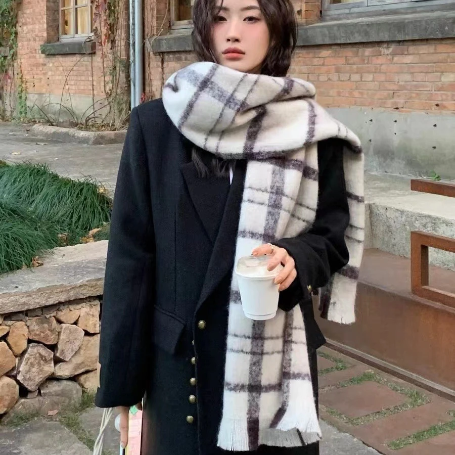 新款时尚女生冬季高级感韩版流苏围脖保暖加厚披肩米色潮百搭软糯