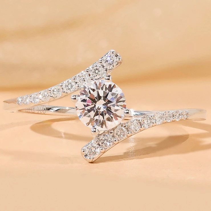 铜合金莫桑石戒指 925银莫桑石 微镶高碳钻2克拉钻戒女戒气质轻奢