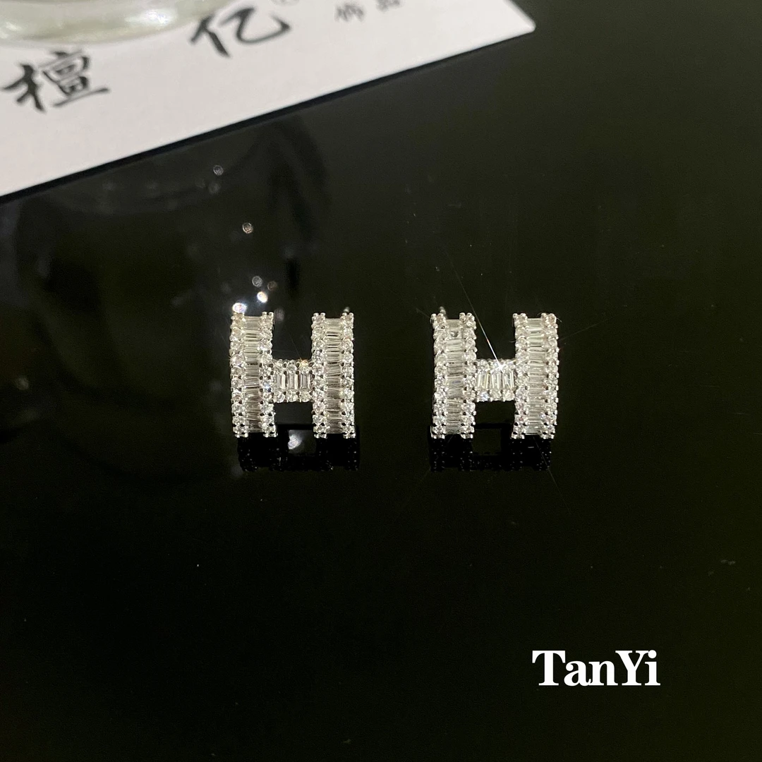 檀亿 铜合金耳饰 【满镶H】ins风字母气质轻奢通勤百搭时尚耳钉249