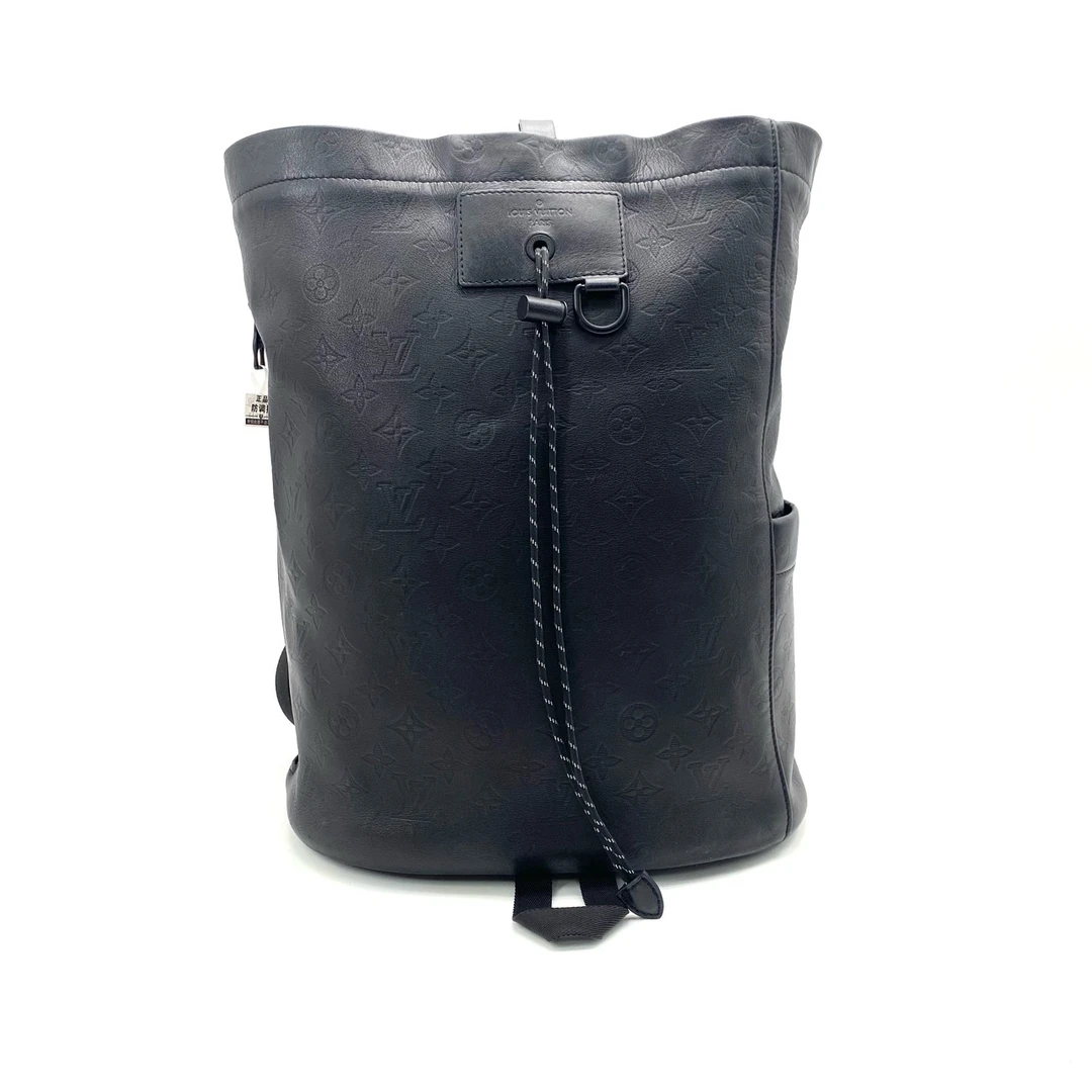 95新 LouisVuitton/路易威登 98新 黑色全皮压花双肩包 尺寸30/40