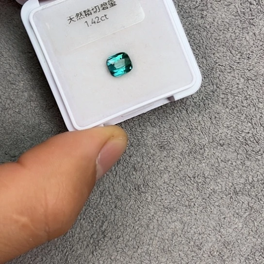 碧玺裸石未镶嵌1.42Ct。