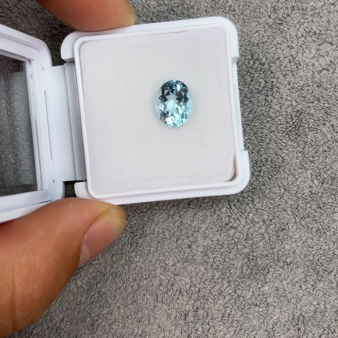 海蓝宝石裸石未镶嵌2.75Ct。