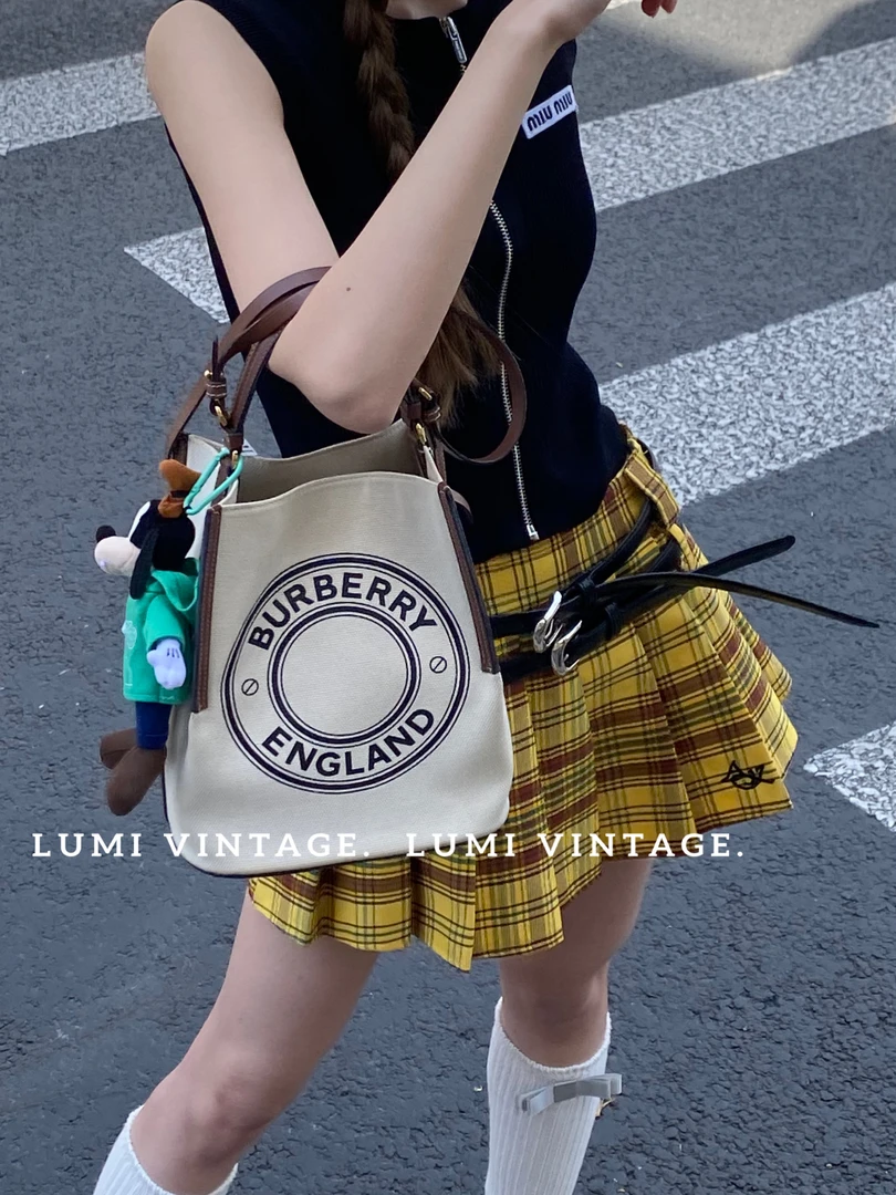 95新 BURBERRY/博柏利 帆布徽章水桶包88314405