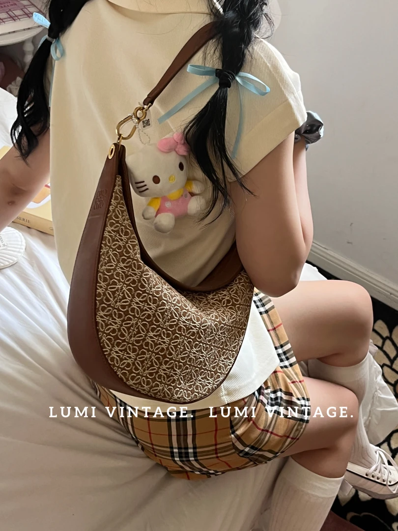95新 LOEWE/罗意威 棕色老花anagrem半月包单肩包88452426