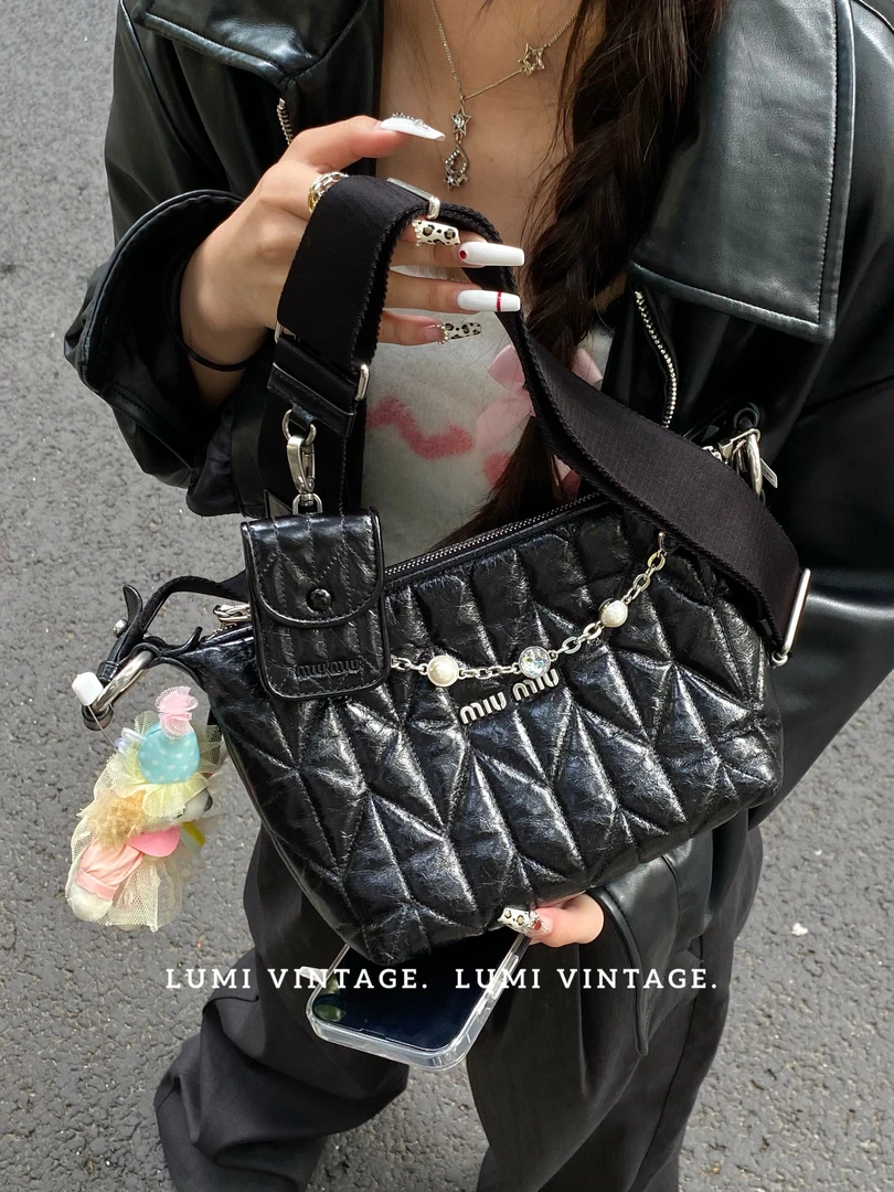 95新 MIU MIU/缪缪 黑银油蜡牛皮三合一斜挎包 12729290