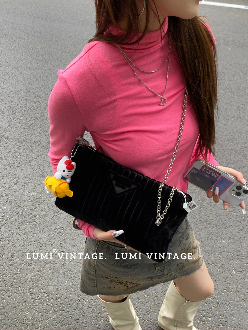 95新 Prada/普拉达 黑色丝绒手拿斜挎包29345726