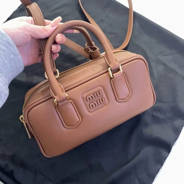 95新 MIU MIU/缪缪 保龄球小号焦糖色金扣手提包 65213248