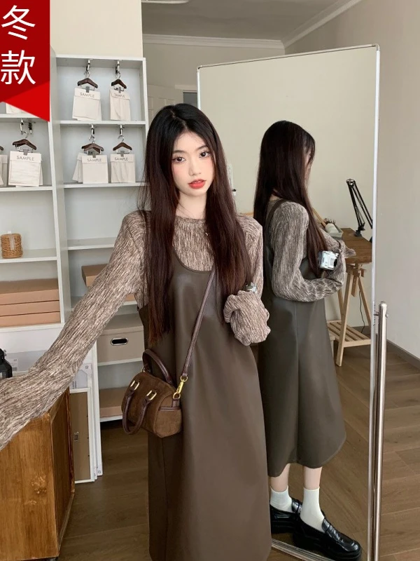 大码女装连衣裙秋季新款胖mm棕色高级感pu皮吊带裙微胖显瘦套装女