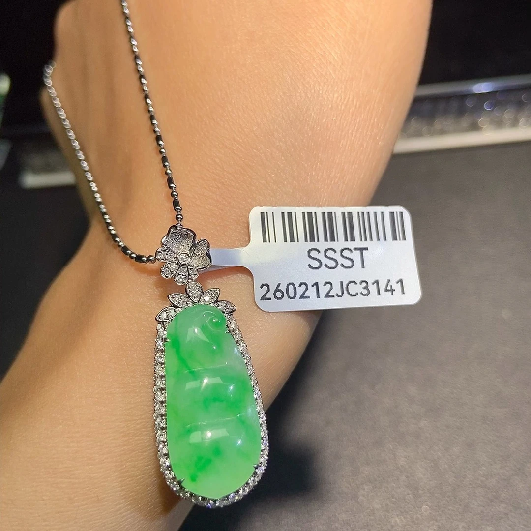 18k金镶嵌缅甸A货翡翠(不含链)