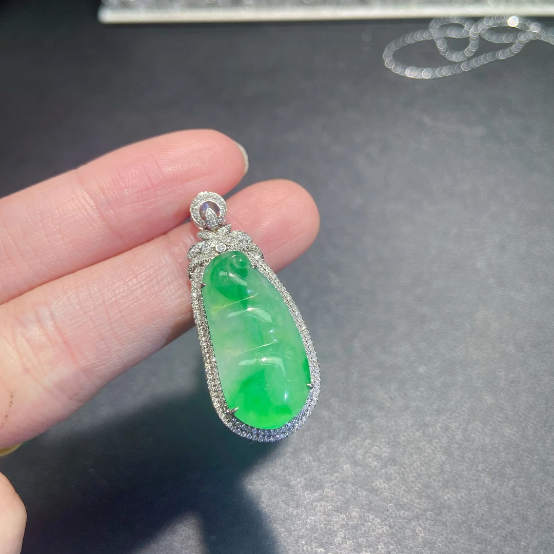 18k金镶嵌缅甸A货翡翠(不含链)