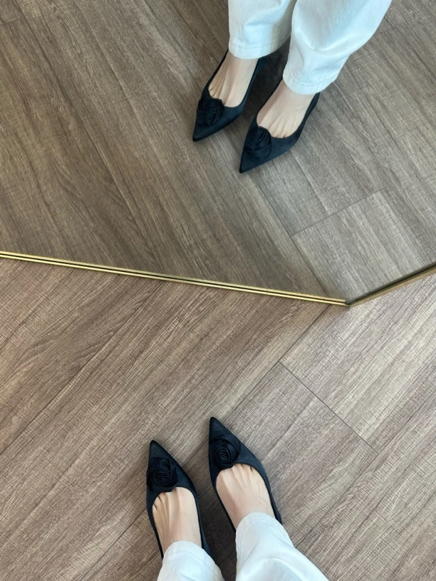 黑色玫瑰花一字扣带高跟鞋女夏季2024年新款细跟性感百搭包头凉鞋