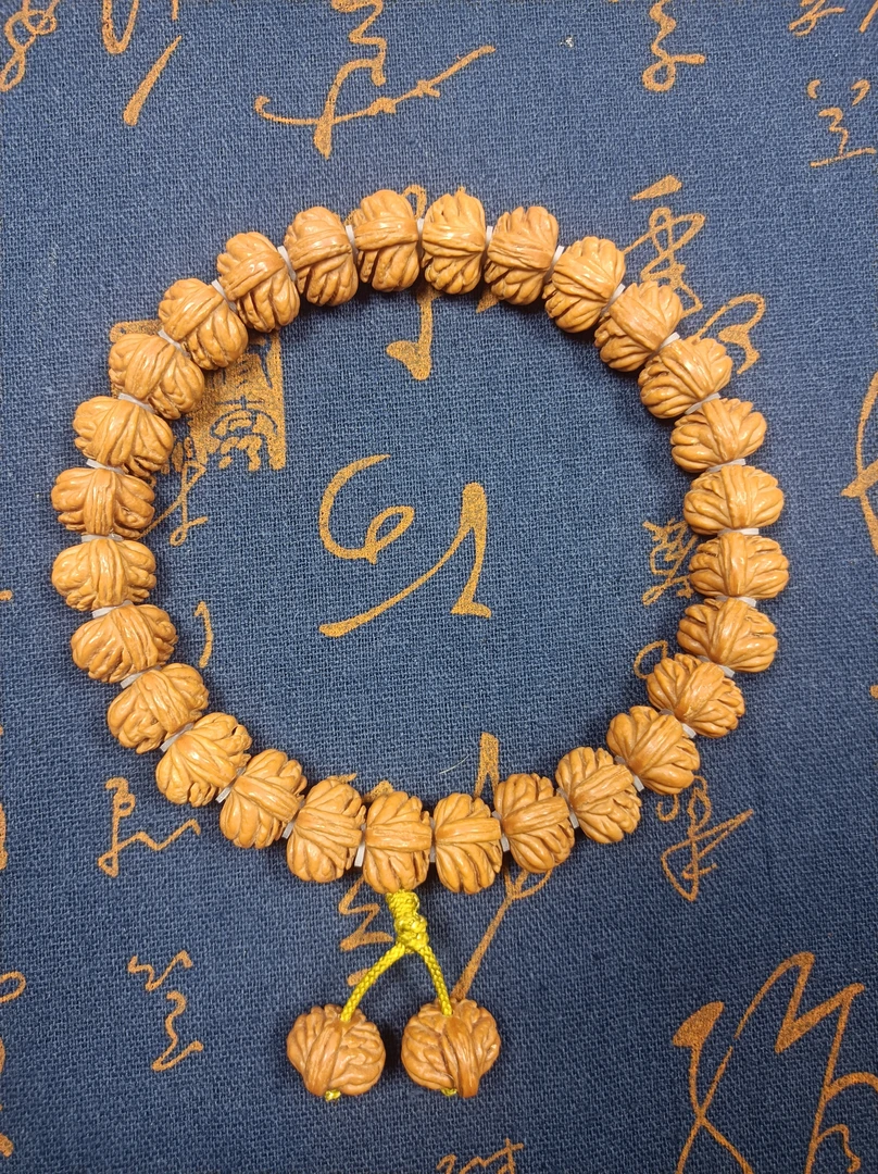 金蟾  龙纹桃核    手持