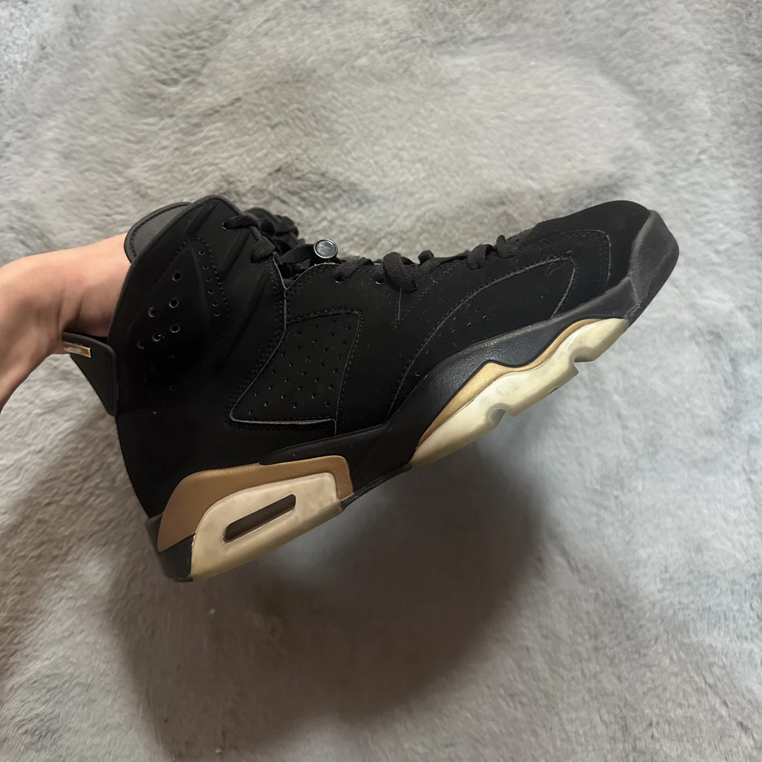 43码 aj6黑金 90新带原盒 鞋底磨损小 鞋面新 气垫好 中古篮球鞋