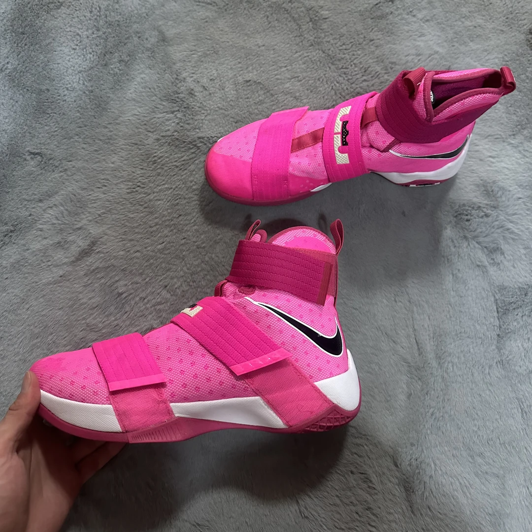 44码 Nike 士兵10乳腺癌 95新 鞋底磨损小 鞋面新 气垫中古篮球鞋