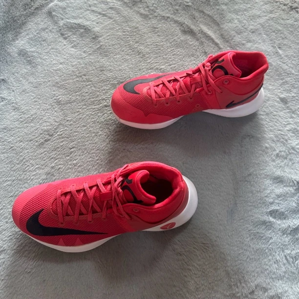 41码 Nike kdtrey5乳腺癌 95新 鞋底磨损小 鞋面新 中古篮球鞋