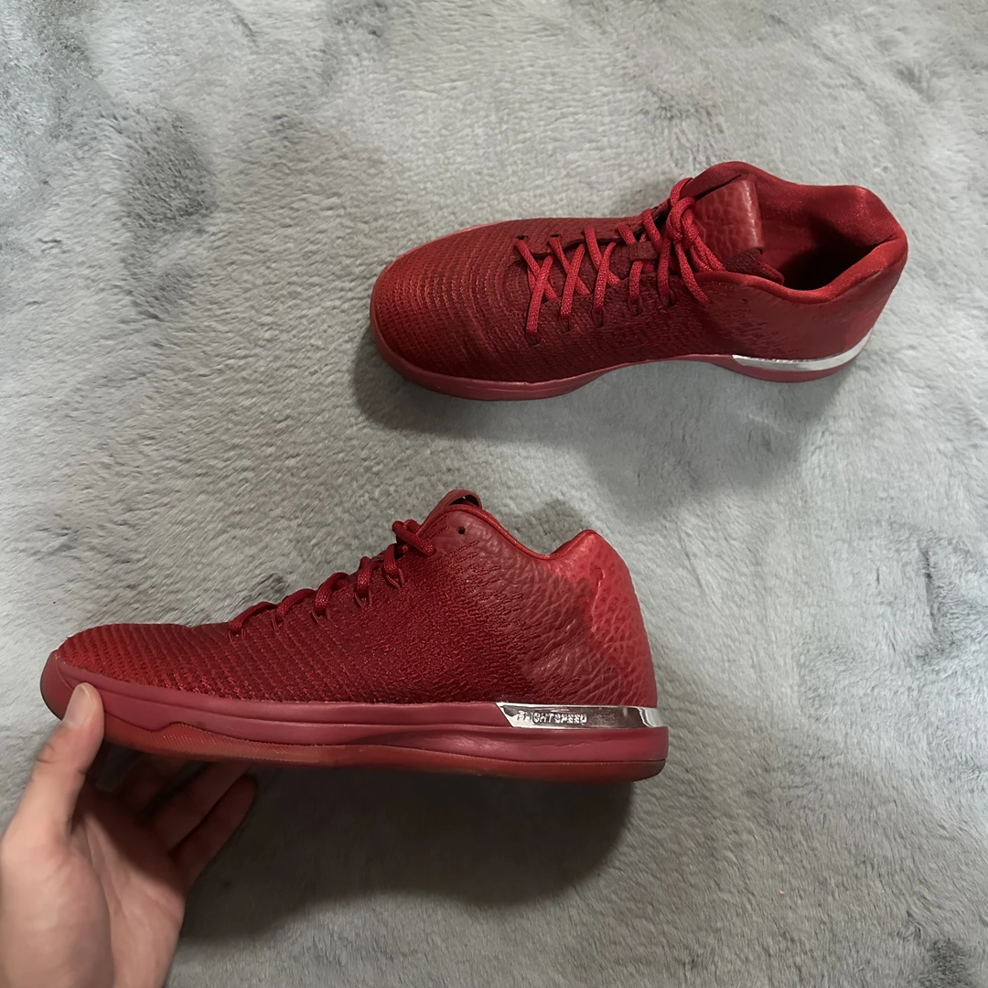 43码 aj31low大红 95新 鞋底磨损小 鞋面新 气垫完好 中古篮球鞋