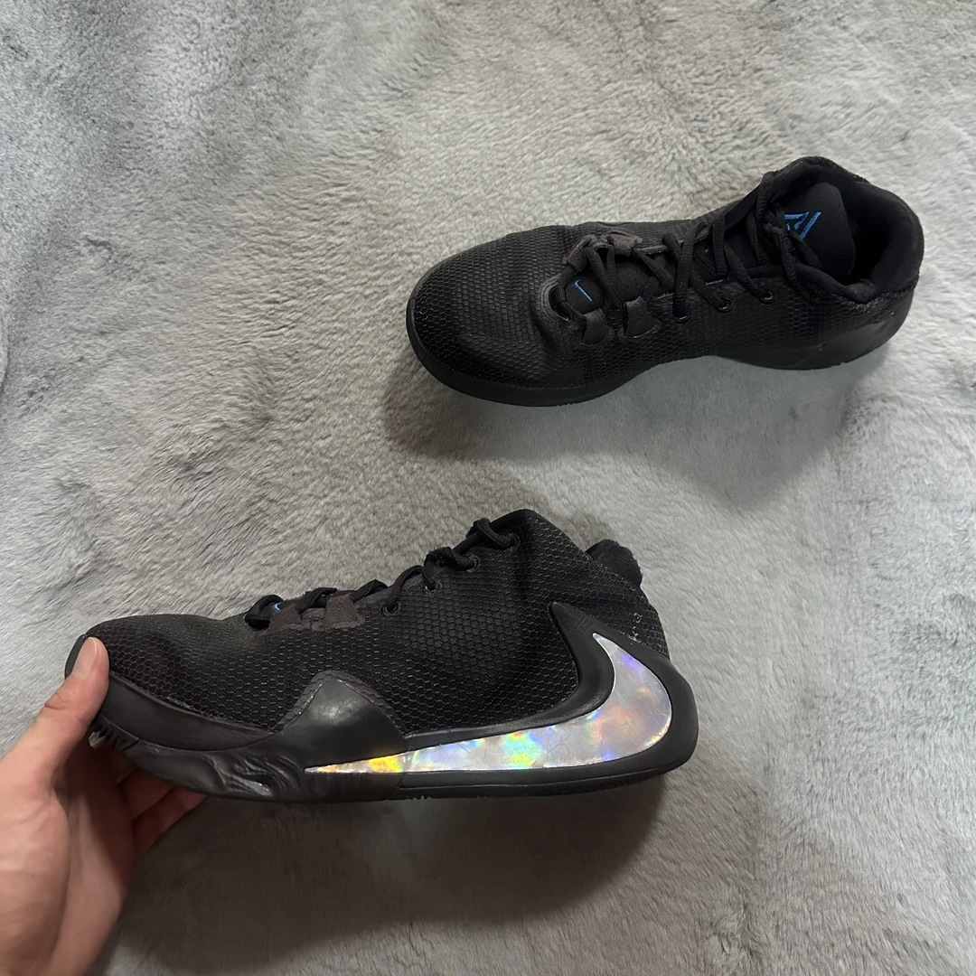 43码 Nike 字母哥1黑镭射 90新 鞋底磨损小 鞋面新 中古篮球鞋