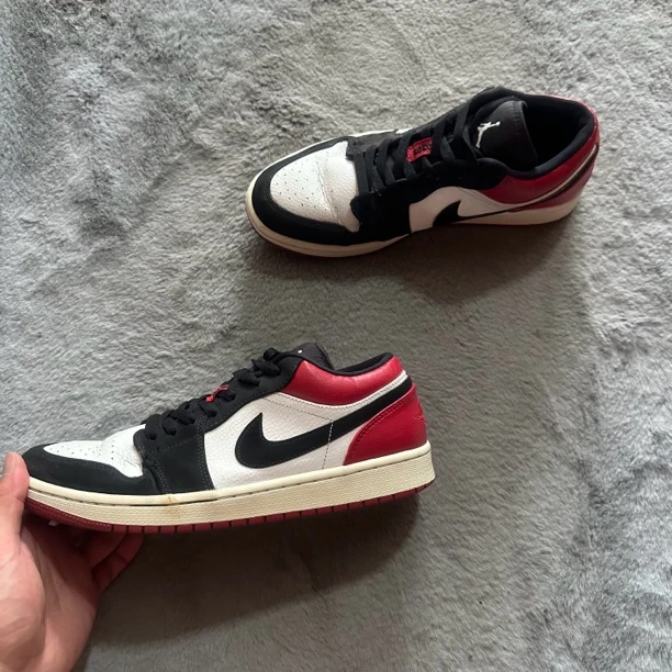 44码 Nike aj1low黑红脚趾 90新 鞋底磨损小 鞋面新 中古篮球鞋