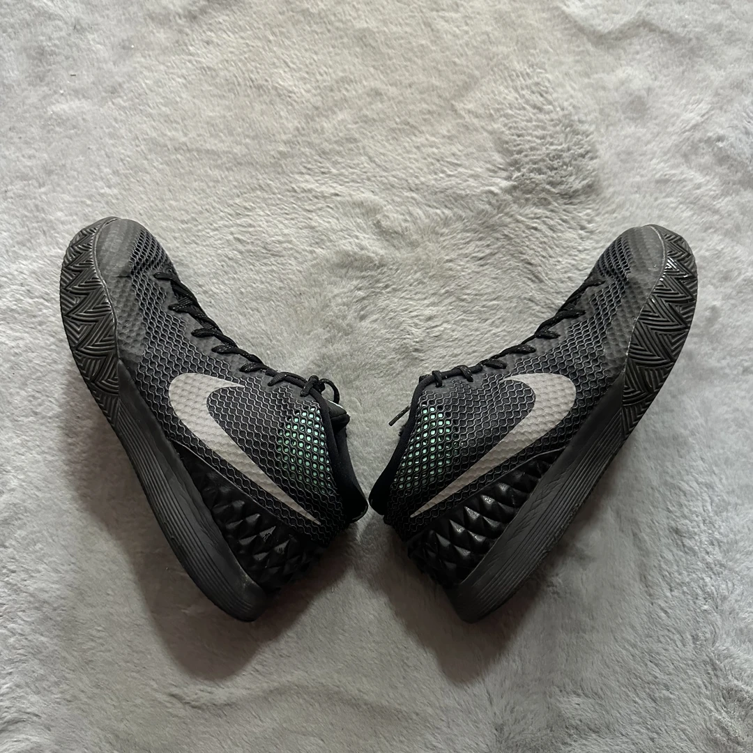 42码 Nike 欧文1全明星 80新 鞋底磨损小 鞋面新 气垫 中古篮球鞋