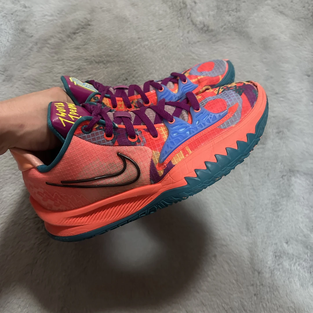 42.5码 Nike 欧文low4珊瑚红 95新 鞋底磨损小 鞋面新 中古篮球鞋