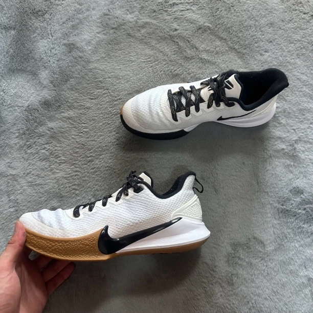 42.5码 Nike 科比focus白生胶 95新带原盒 鞋底磨损小 中古篮球鞋
