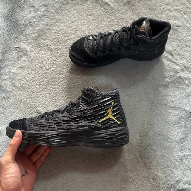 44码 melo13黑金 95新 鞋底磨损小 鞋面新 气垫完好 中古篮球鞋