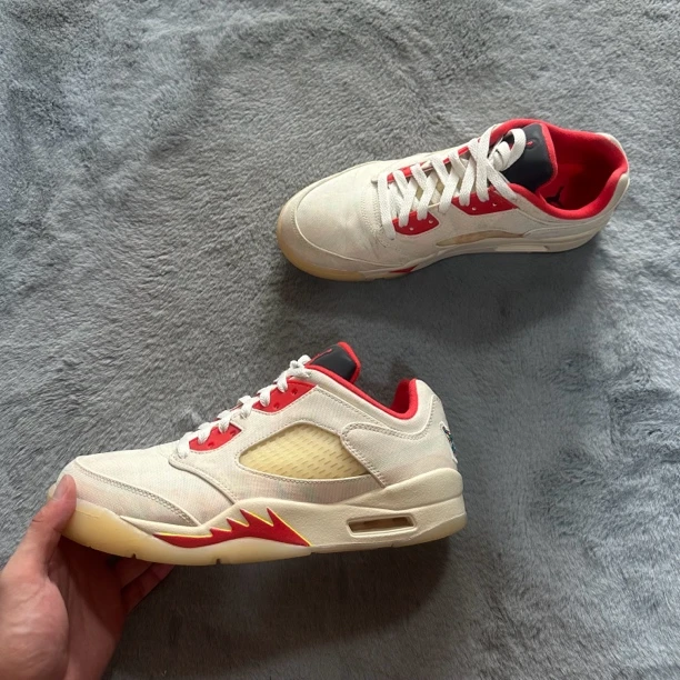 43码 aj5low中国年 95新 鞋底磨损小 鞋面新 气垫完好 中古篮球鞋