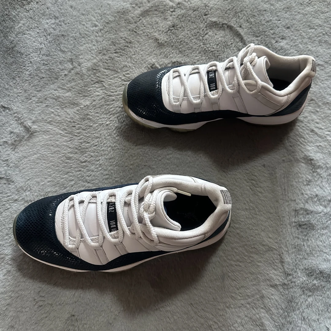 44码 aj11low蓝蛇 90新 鞋底磨损小 鞋面新 气垫完好 中古