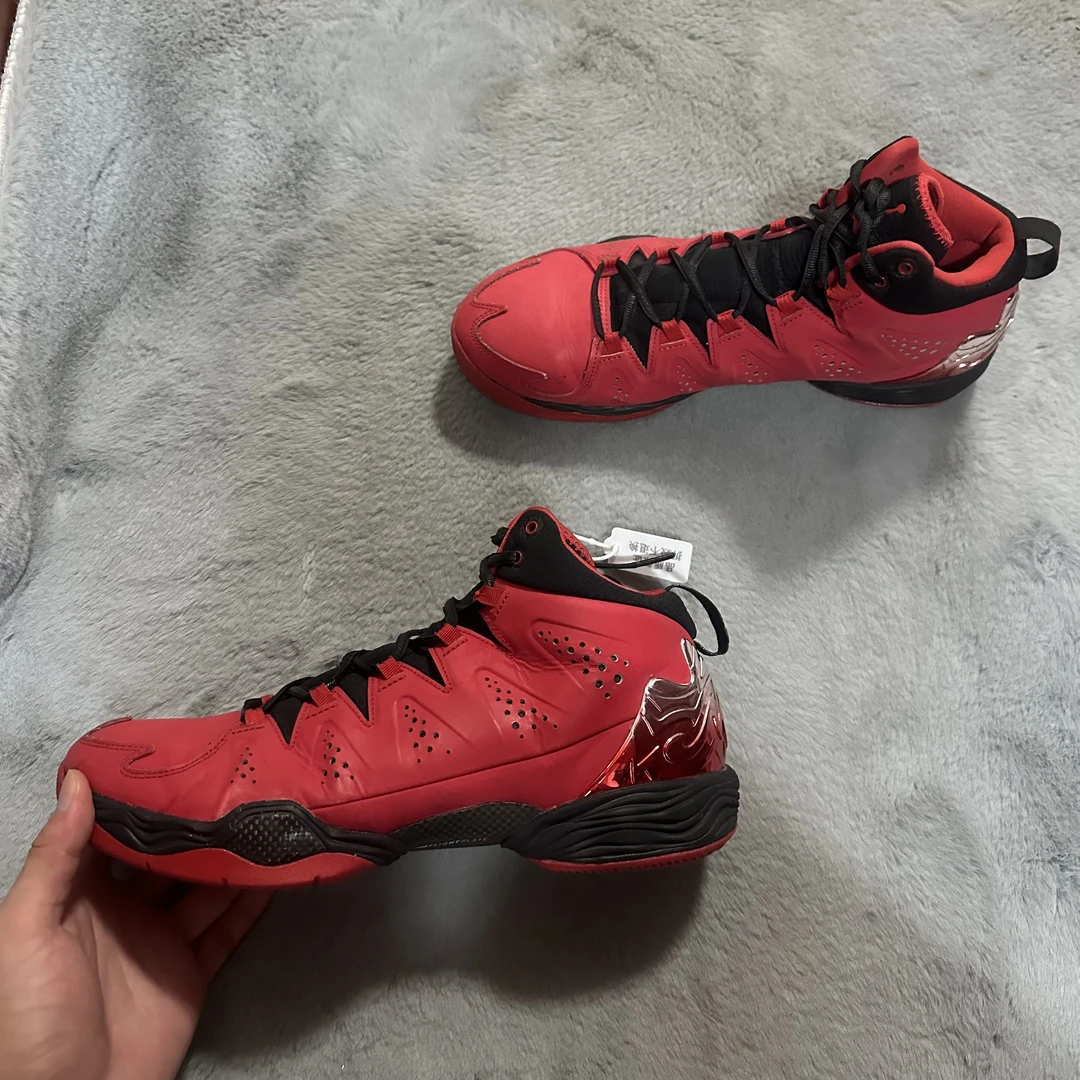 44.5码 melo10大红 95新 鞋底磨损小 鞋面新 气垫好 中古篮球鞋
