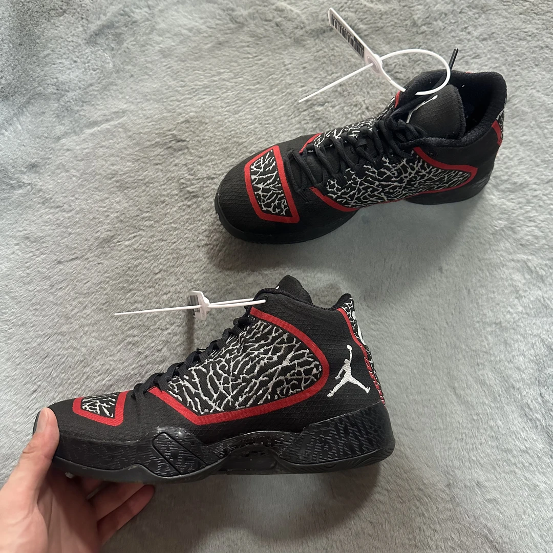 42码 aj29黑红爆裂 95新 鞋底磨损小 鞋面新 气垫完好 中古篮球鞋