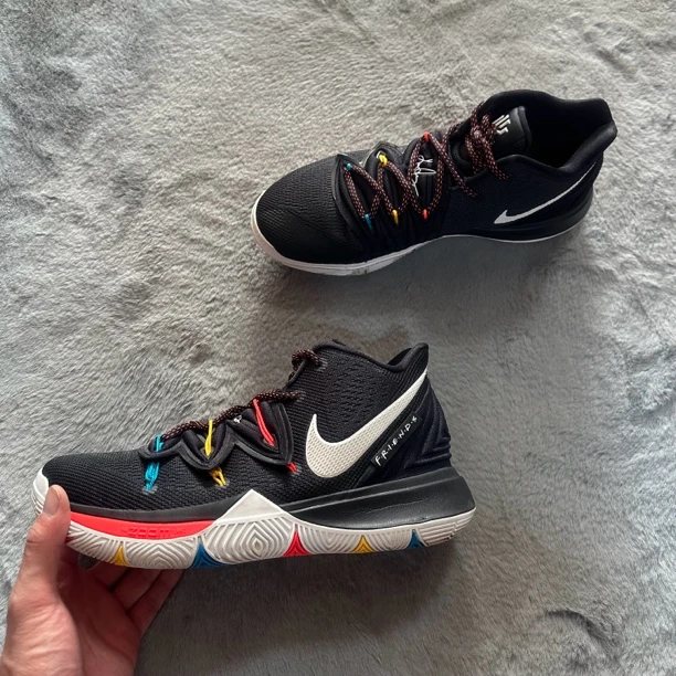43码 Nike 欧文5老友记 99新 鞋底磨损小 鞋面新 气垫 中古篮球鞋