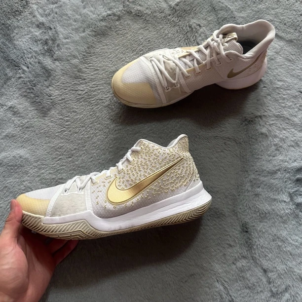 45码 Nike 欧文3白金 90新 鞋底磨损小 鞋面新 气垫好 中古篮球鞋