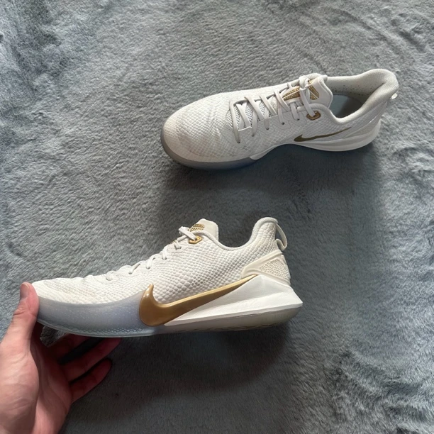 42.5码 Nike 科比focus白金 95新 鞋底磨损小 气垫好 中古篮球鞋