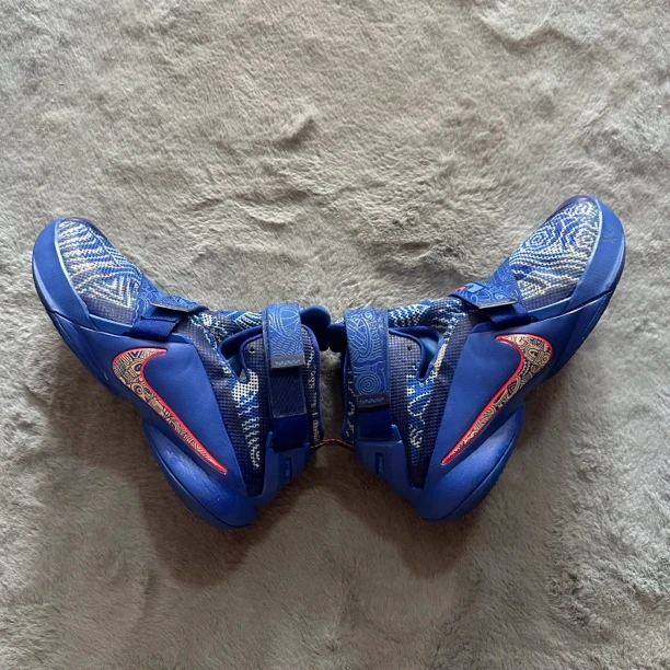 42.5码 Nike 士兵9青花瓷 95新 鞋底磨损小 鞋面新 中古篮球鞋