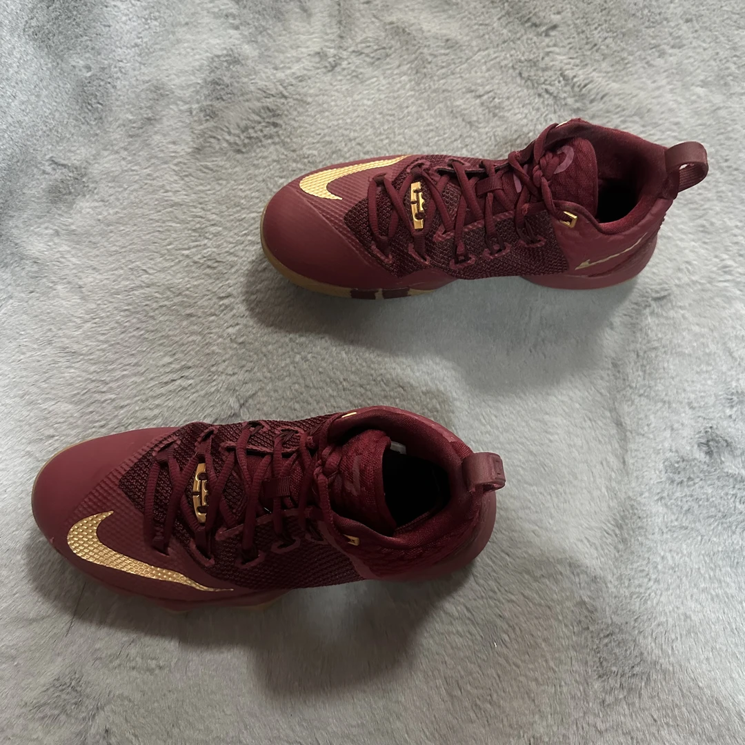 42码 Nike 使节9骑士 95新 鞋底磨损小 鞋面新 气垫好 中古篮球鞋