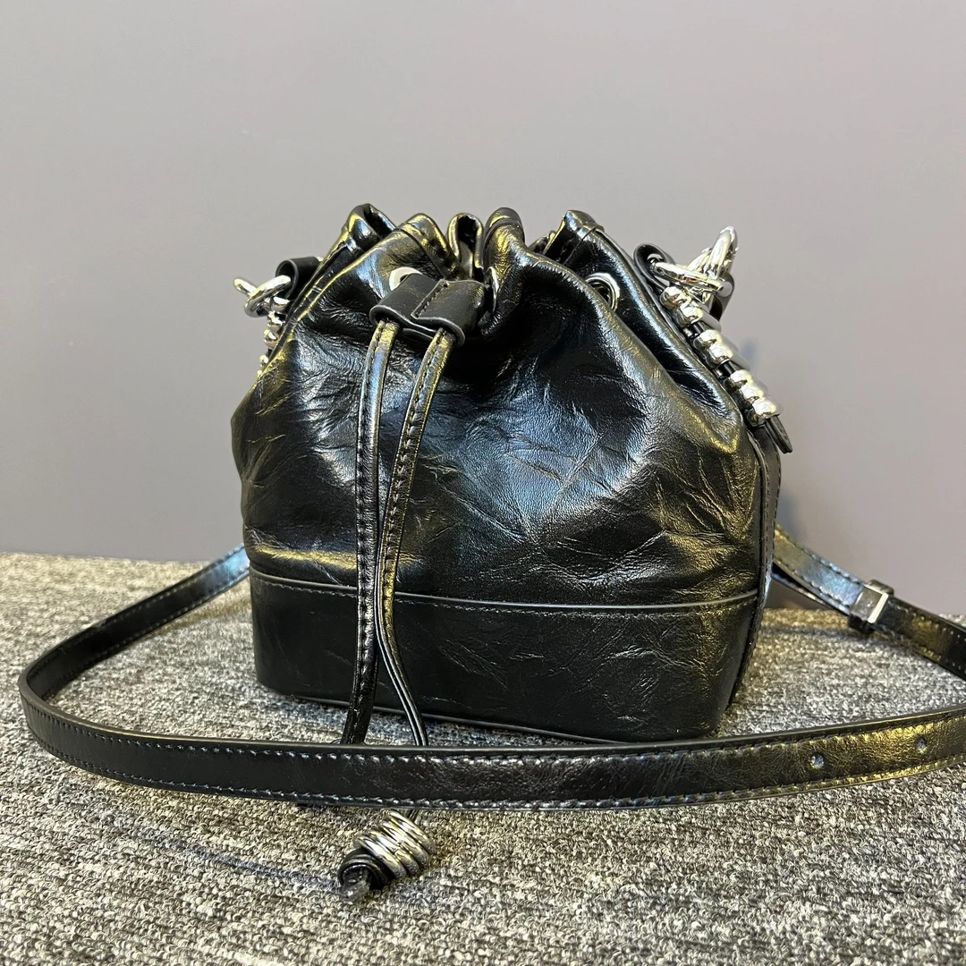 火不火时尚小众潮牌油蜡牛皮小香风手抓纹水桶包抽绳手拎单肩包