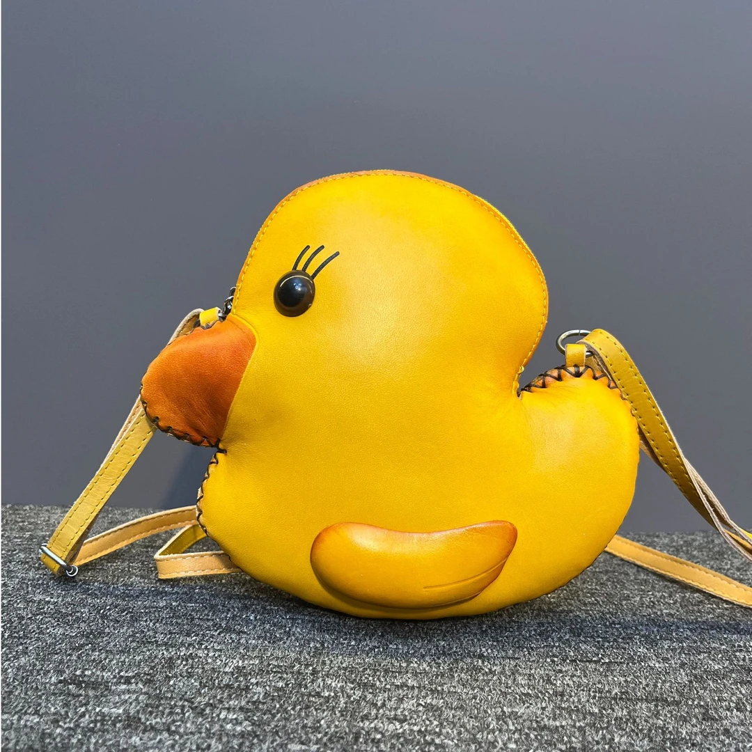 2024秋冬新款头层牛皮时尚小众小鸭手机包潮牌手工手绘真皮女挎包