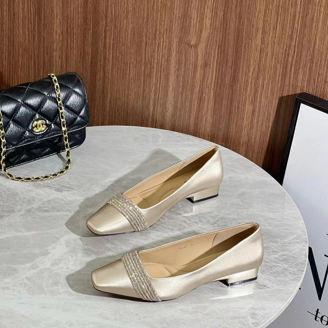 珍26D090   粗跟浅口方头低跟单鞋女春秋通勤水钻温柔气质高跟鞋