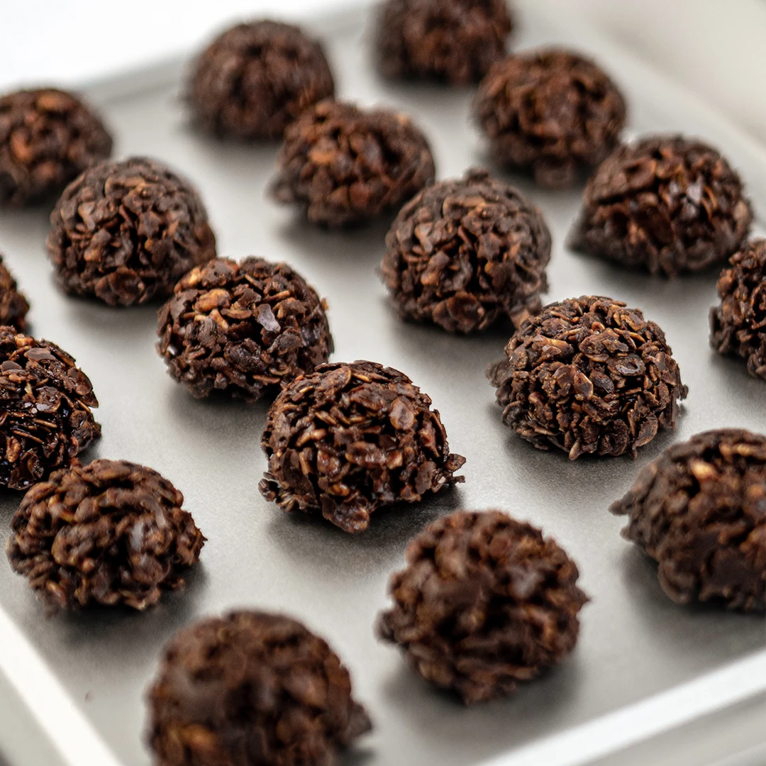 宿咕的铁皮盒黑巧燕麦球