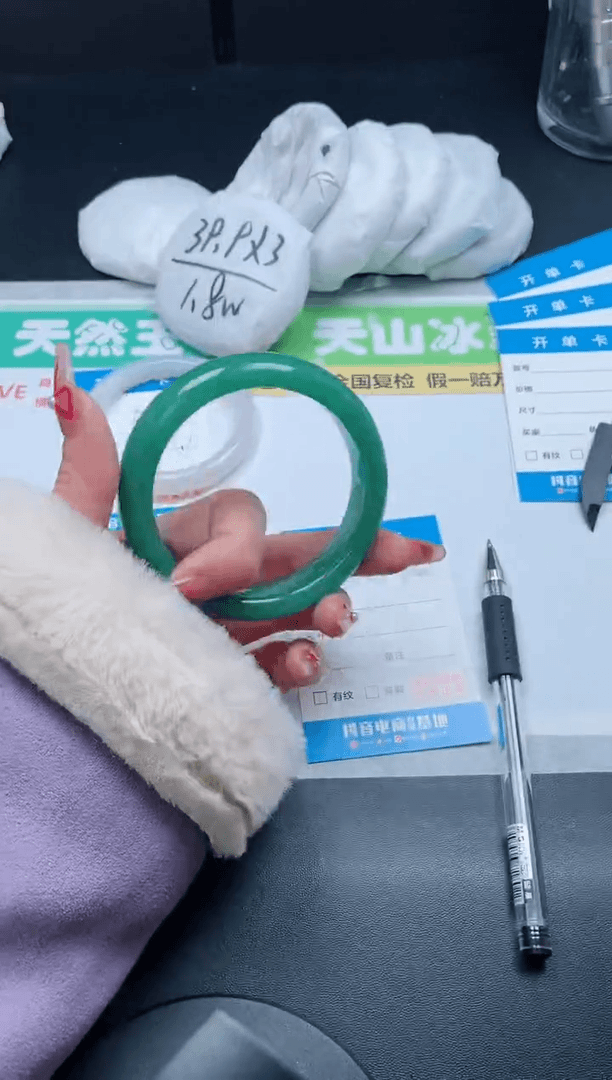 【闪购商品】石英质玉手镯未镶嵌176/60