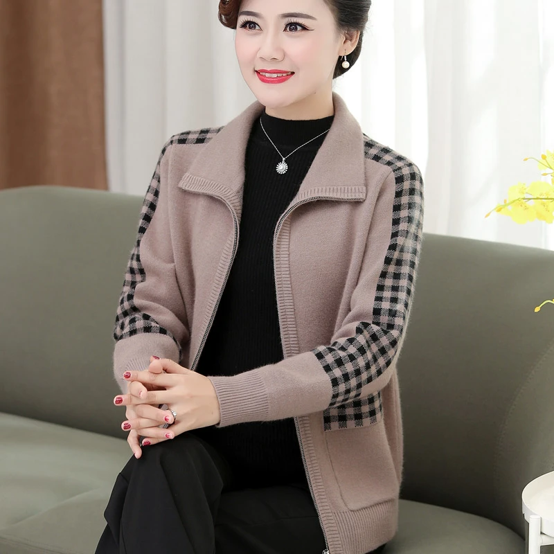 中老年女秋冬新款加厚外套妈妈冬装宽松大码拉链针织开衫格子毛衣