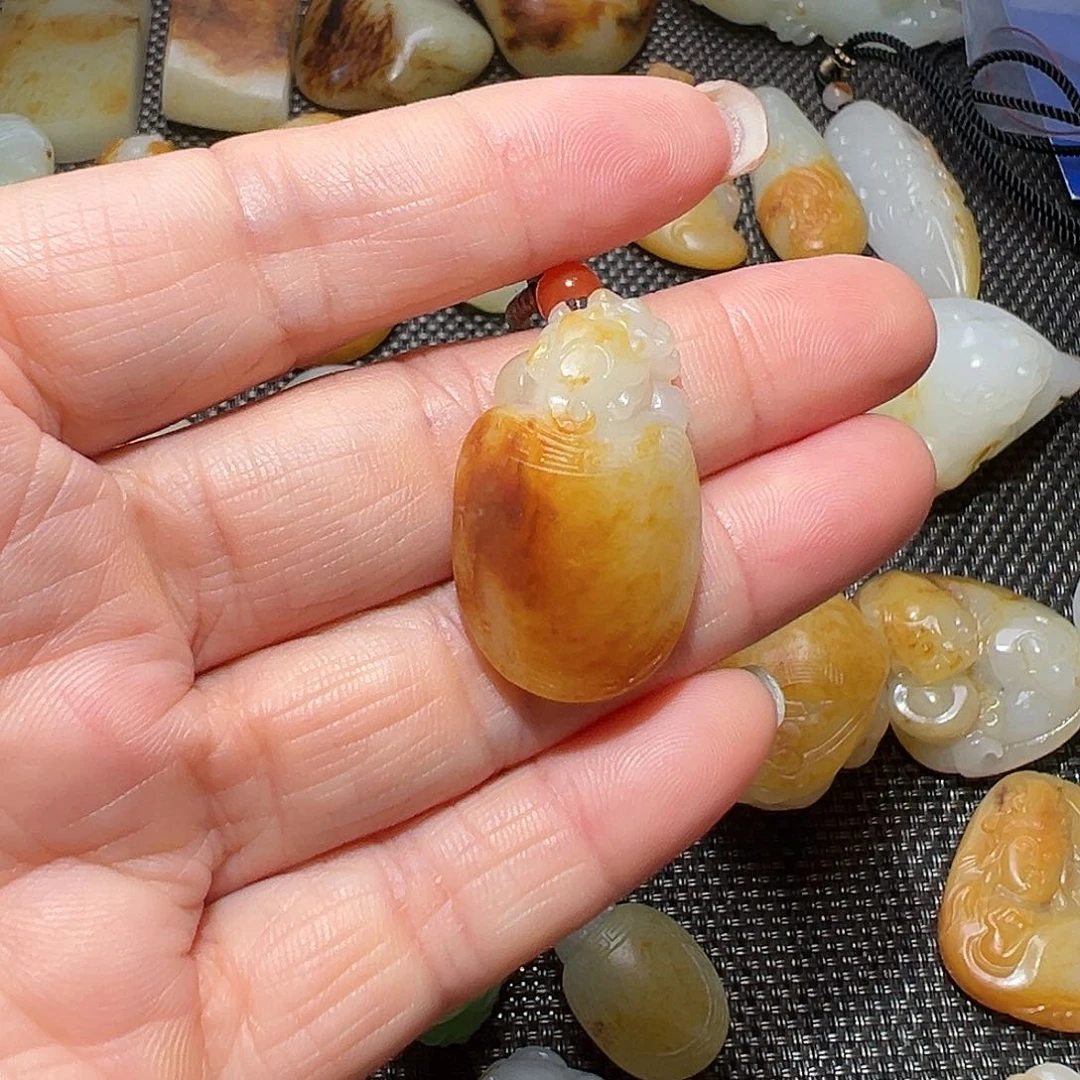 和田玉颈饰未镶嵌家**？