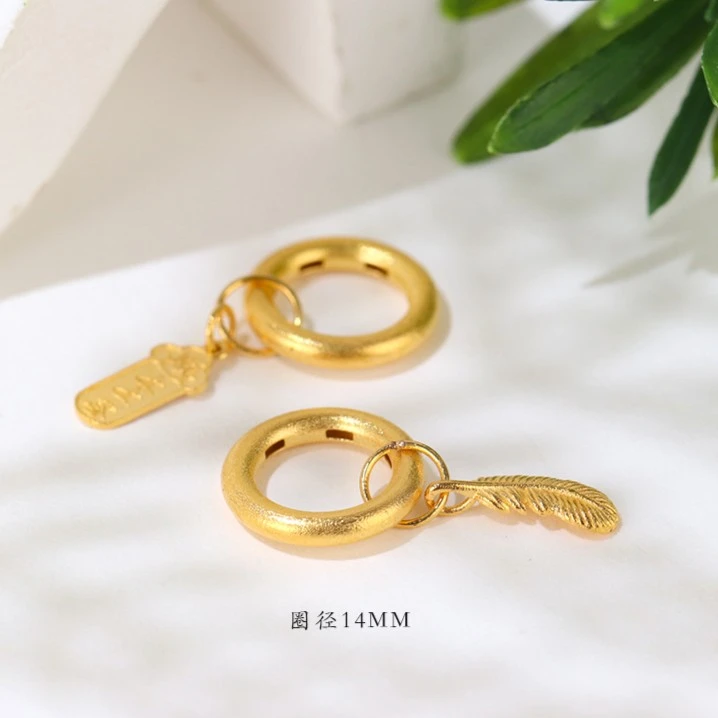 【金豆】18K金设计款上上签跑环自带小滴溜隔珠卡环 金羽毛+上上签